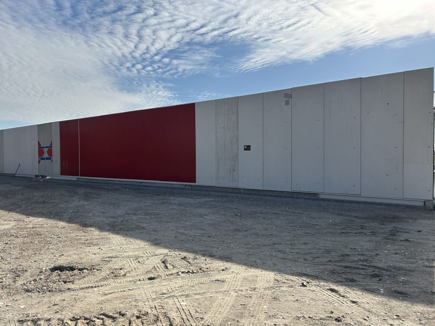 Gevel van gebruikte sandwichpanelen Gevel van Boeregoed in Naaldwijk opgebouwd uit gebruikte sandwichpanelen met zichtbare gebruikssporen