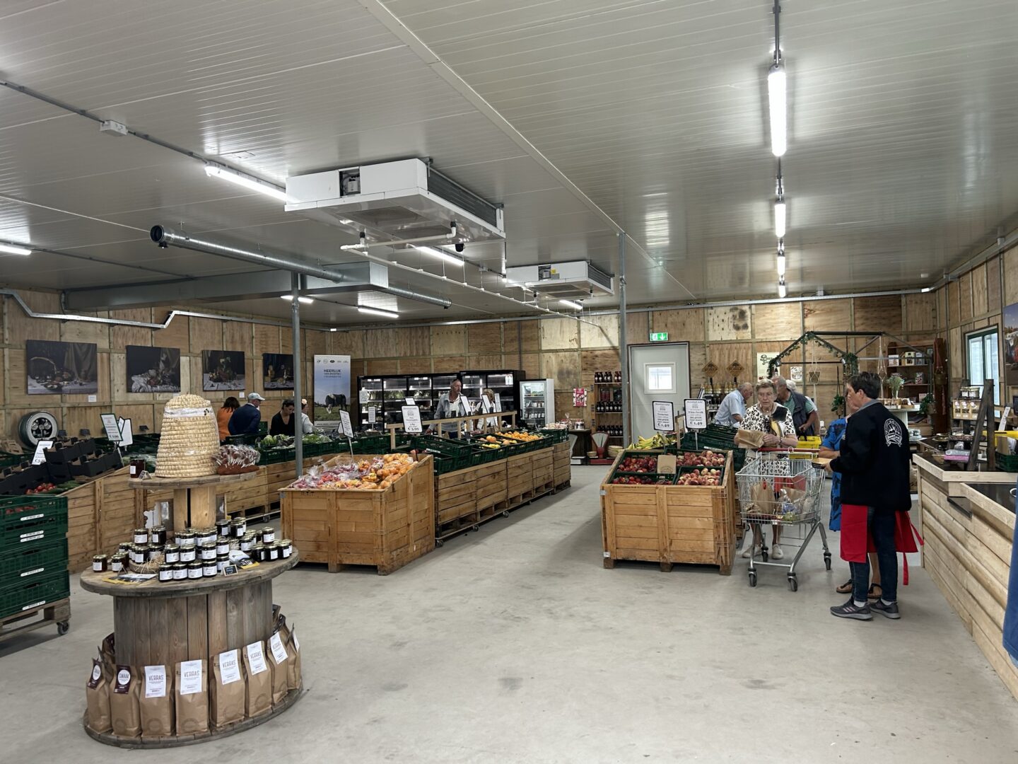 Winkel Boeregoed De winkel van Boeregoed, waar klanten groenten en fruit kunne kopen. Hierbij zie je het plafond opgebouwd uit gebruikte sandwichpanelen voor goed isolatie.