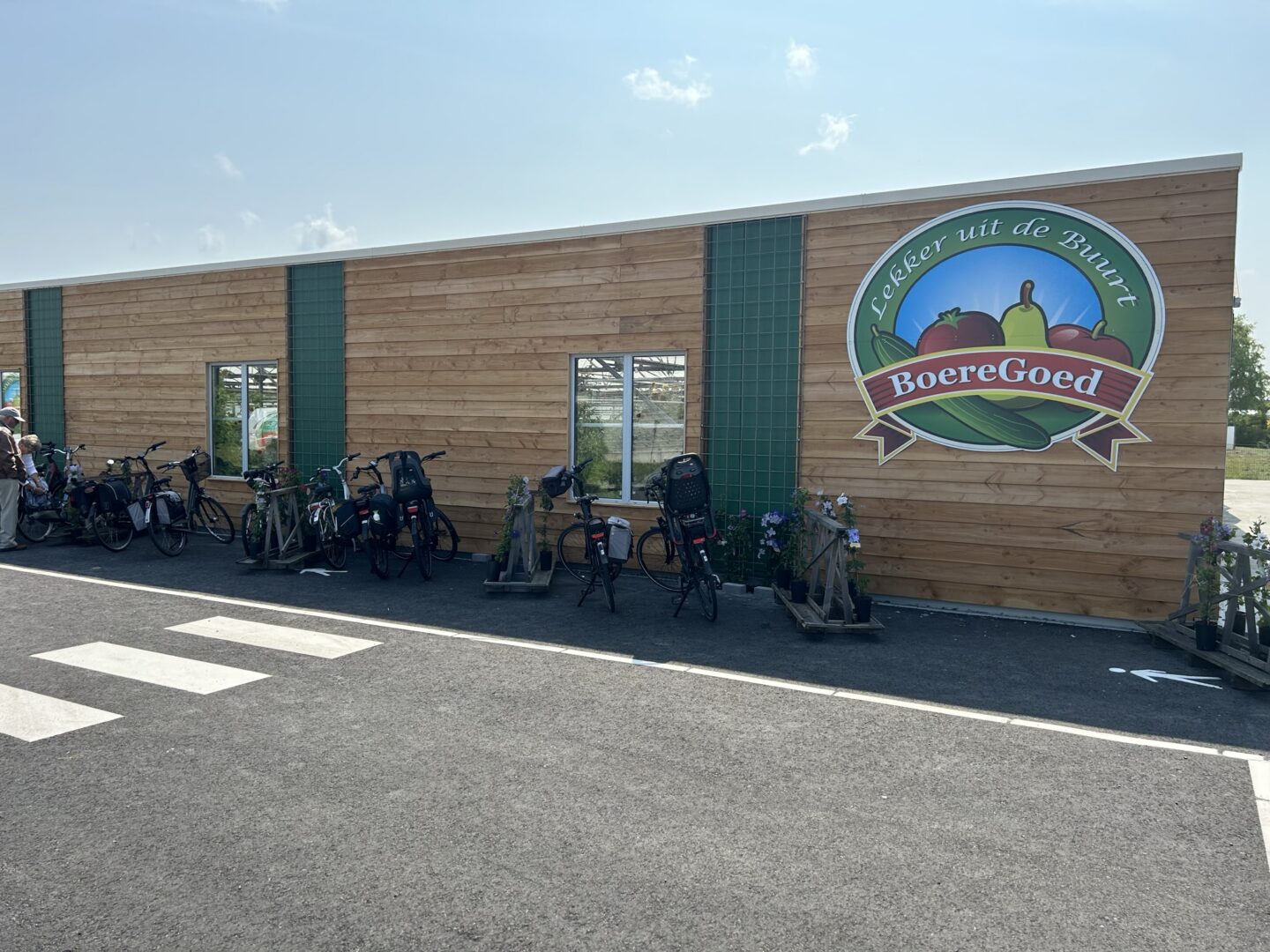 Gevel Boeregoed Gevel van Boeregoed in Naaldwijk, gemaakt van gebruikte sandwichpanelen en afgewerkt met hout.