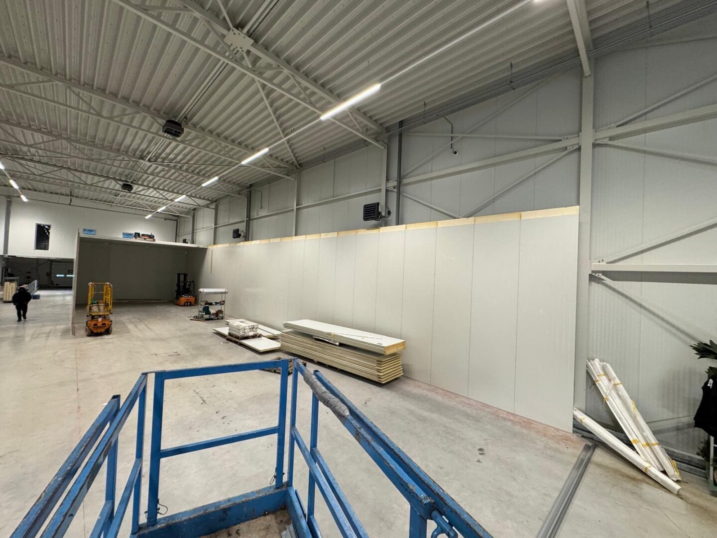 Opbouw koelcel Topgeschenken Tijdens de bouw van de koelcellen, hierbij is te zien dat de eerste wanden en plafond panelen staan
