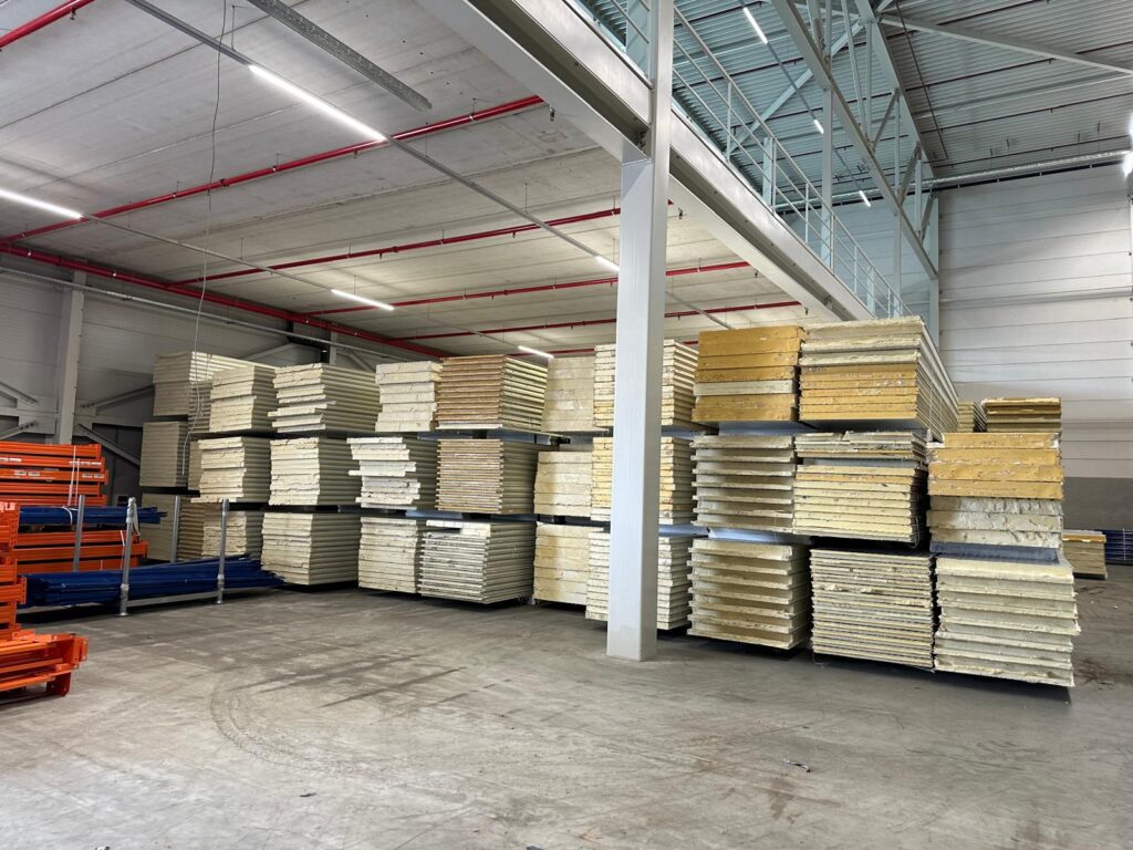 Gedemonteerde sandwichpanelen Stapels met gedemonteerde sandwichpanelen